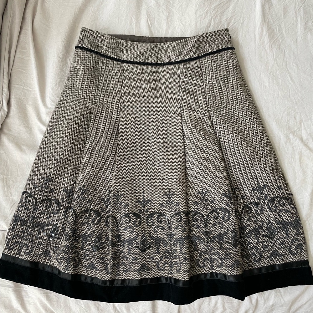 Loft pleated polyester midi skirt w/ embellishments; size 4